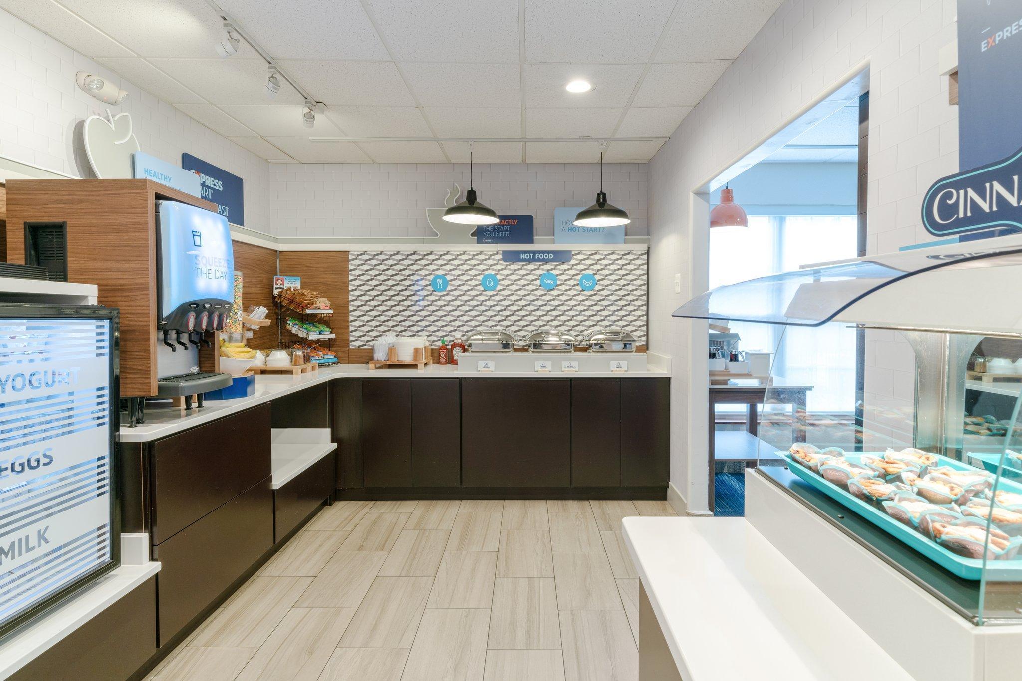 Holiday Inn Express Prince Frederick By Ihg Екстериор снимка