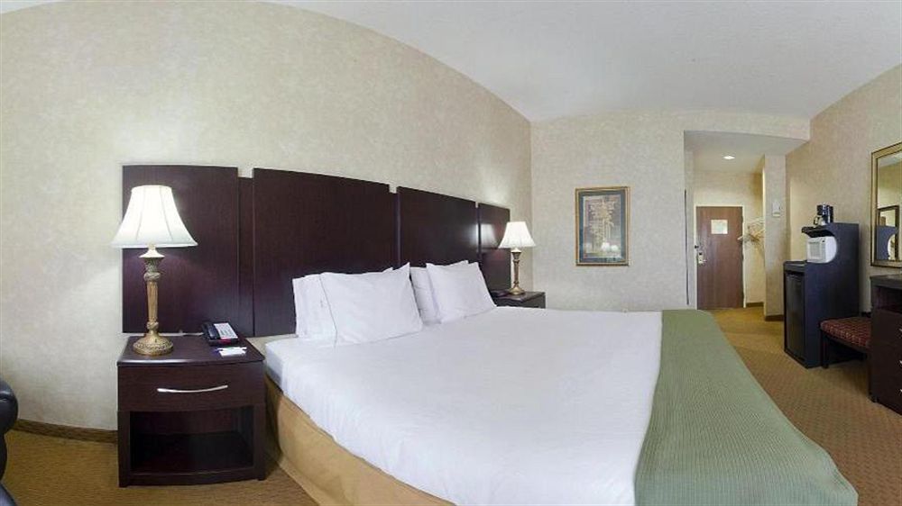 Holiday Inn Express Prince Frederick By Ihg Екстериор снимка