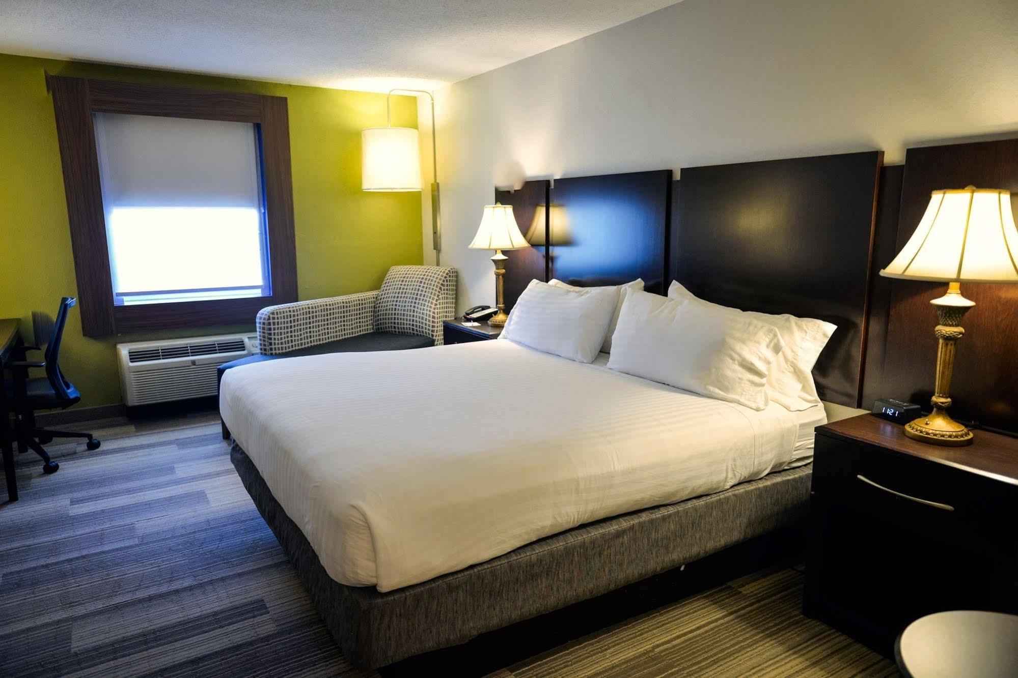 Holiday Inn Express Prince Frederick By Ihg Екстериор снимка